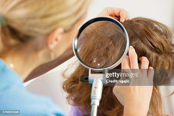 mulher inspeccione childs cabeça para piolhos. - piolho humano imagens e fotografias de stock