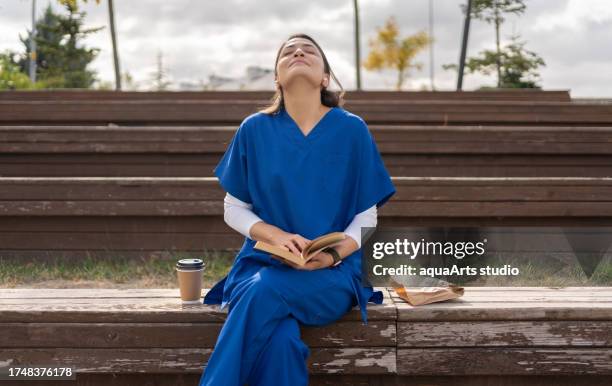 healthcare worker on a lunch break - doctor lunch break stock pictures, royalty-free photos & images
