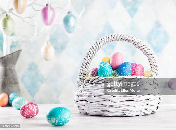 easter basket - eggs in basket stockfoto's en -beelden