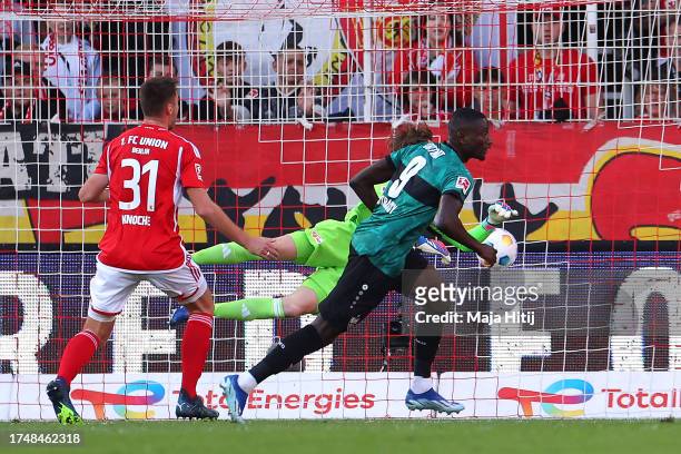 Sehrou Guirassy of VfB Stuttgart scores the team's first goal during the Bundesliga match between 1. FC Union Berlin and VfB Stuttgart at An der...
