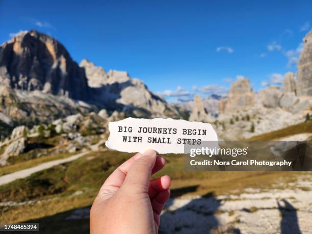 hand holding piece of paper with inspiration quotes about journey - citazione foto e immagini stock