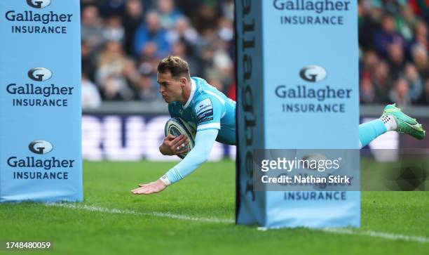 Tom Roebuck of Sale Sharks scores their first try during the Gallagher Premiership Rugby match between Leicester Tigers and Sale Sharks at Mattioli...