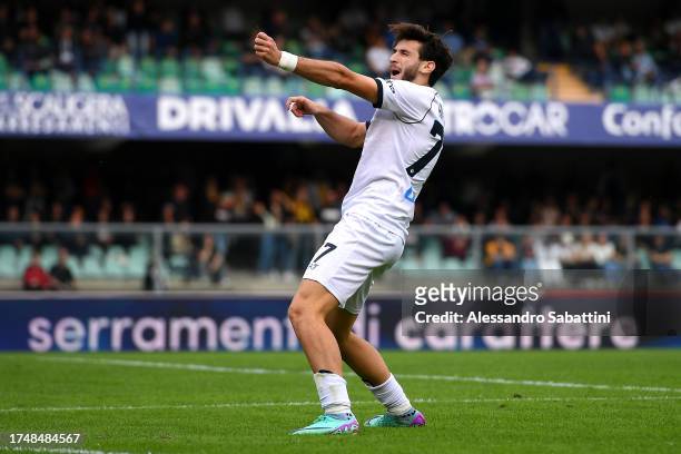 Khvicha Kvaratskhelia of SSC Napoli celebrates after scoring the team's third goal during the Serie A TIM match between Hellas Verona FC and SSC...