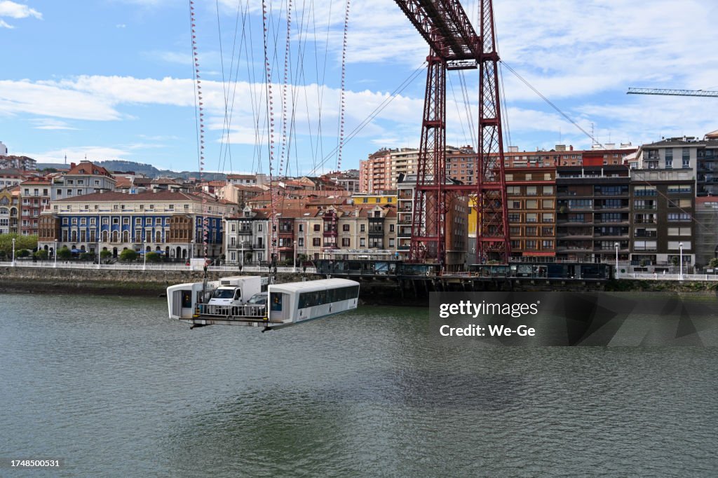 Die Biskaya-Brücke, eine Schwebefähre, die die Städte Portugalete und Las Arenas (Teil von Getxo) in der Provinz Biskaya, Spanien, verbindet und die Mündung des Flusses Nervion überquert.
