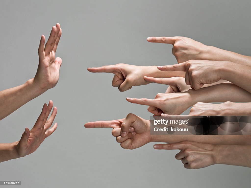 Grupo de mãos com o dedo a apontar