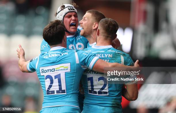 Rob du Preez of Sale Sharks celebrates with his teamates after he scores a try during the Gallagher Premiership Rugby match between Leicester Tigers...