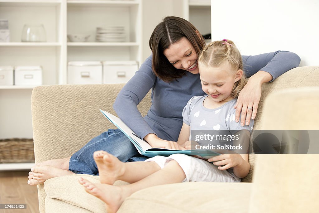 Mutter und Tochter lesen