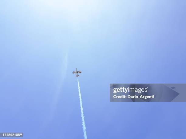 italian air force freccie tricolori - frecce tricolori stock pictures, royalty-free photos & images