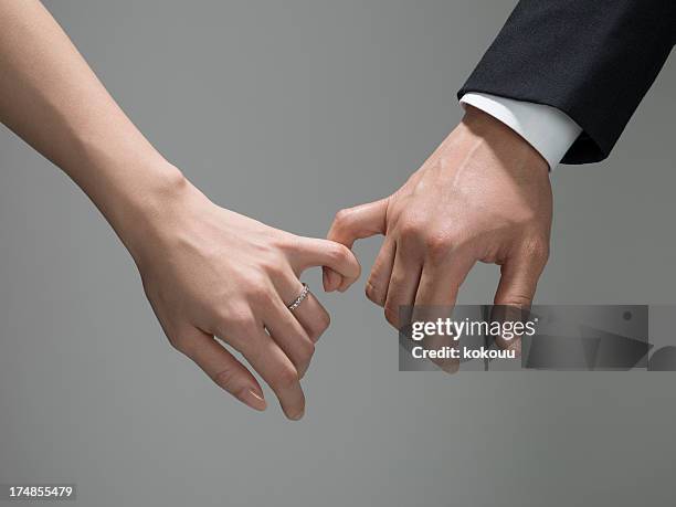 husband and wife who seem to be fortunate - pinky promise stock pictures, royalty-free photos & images