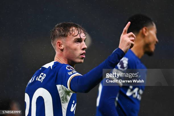 Cole Palmer of Chelsea celebrates after scoring the team's first goal during the Premier League match between Chelsea FC and Arsenal FC at Stamford...