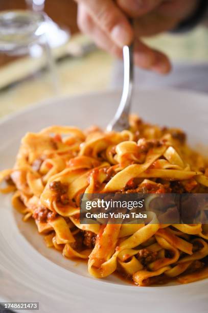 primer plano de tallarines con salsa boloñesa en un restaurante. - salsa boloñesa fotografías e imágenes de stock