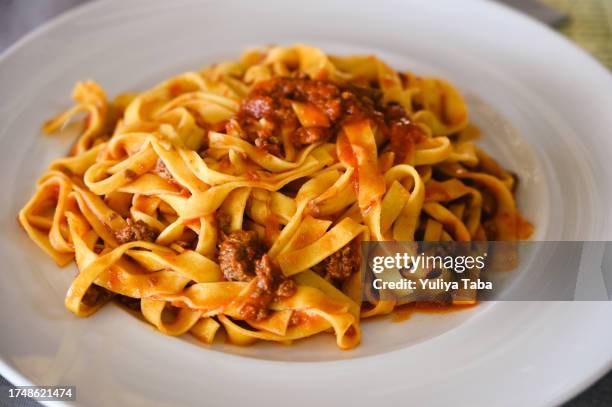 primer plano de pasta italiana casera con salsa ragú. - tagliatelle fotografías e imágenes de stock