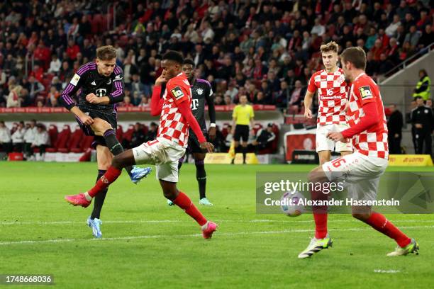 Leon Goretzka of Bayern Munich scores the team's third goal during the Bundesliga match between 1. FSV Mainz 05 and FC Bayern München at MEWA Arena...