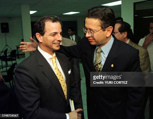 The chancellor of Honduras, Roberto Flores speaks with the chancellor of Nicaragua, Eduardo Montealegre 08 February, 2000 in San Salvador, El...