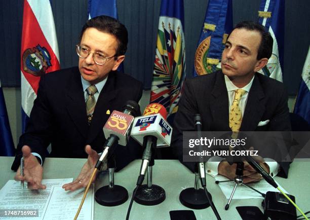 The chancellor of Honduras, Roberto Flores speaks in a press conference 08 February accompanied by his Nicaraguan counterpart, Eduardo Montealegre...