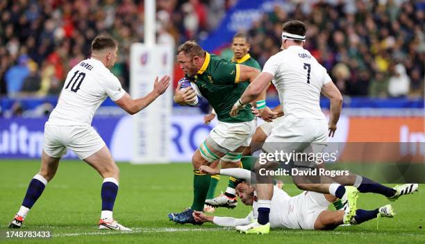 Duane Vermeulen of South Africa runs with the ball whilst under pressure from Alex Mitchell and Owen Farrell of England during the Rugby World Cup...
