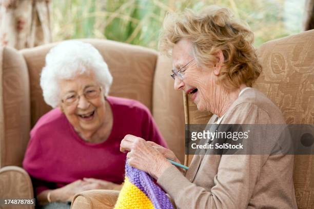 elderly woman knitting - knit stockfoto's en -beelden