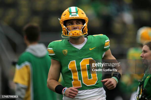 Bo Nix of the Oregon Ducks warms up before the game againsst the Washington State Cougars at Autzen Stadium on October 21, 2023 in Eugene, Oregon.