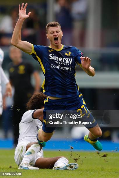 Pawel Dawidowicz of Hellas Verona is tackled by Jens Cajuste of Napoli during the Serie A TIM match between Hellas Verona FC and SSC Napoli at Stadio...