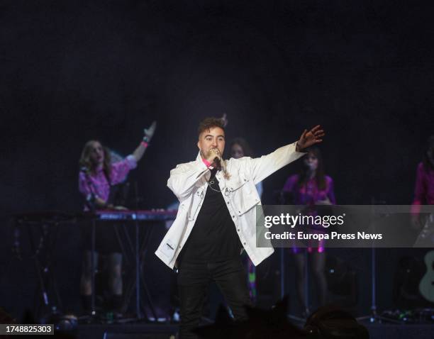 The singer Beret performs at the solidarity concert 'CADENA 100 Por Ellas', at the WiZink Center, on October 20 in Madrid, Spain. CADENA 100 Por...