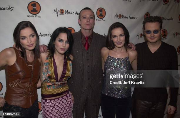 Scott Weiland with Caroline Corr, Andrea Corr, Sharon Corr and Jim Corr of The Corrs