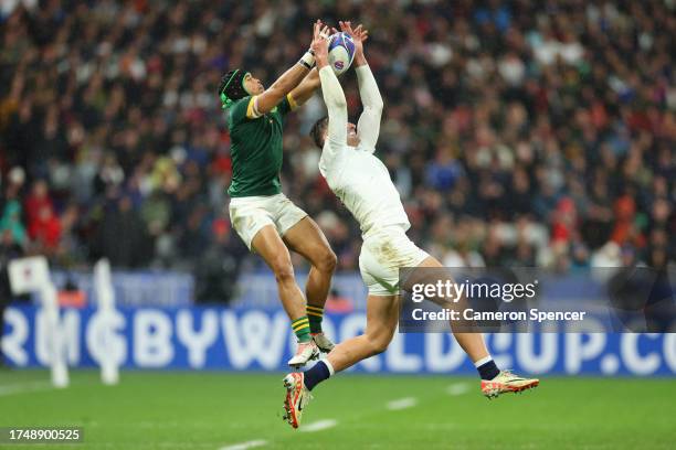 Jonny May of England catches a high ball against Cheslin Kolbe of South Africa during the Rugby World Cup France 2023 match between England and South...