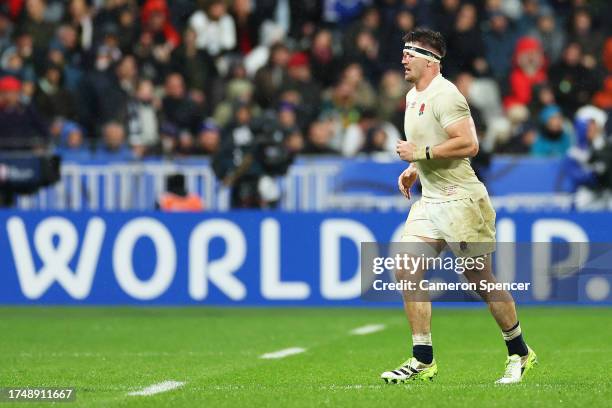 Tom Curry of England is substituted off during the Rugby World Cup France 2023 match between England and South Africa at Stade de France on October...