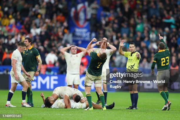 The players of South Africa celebrate victory at full-time following the Rugby World Cup France 2023 match between England and South Africa at Stade...