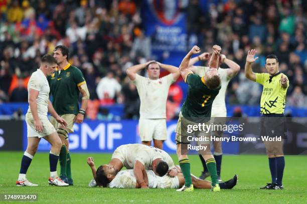 The players of South Africa celebrate victory at full-time following the Rugby World Cup France 2023 match between England and South Africa at Stade...