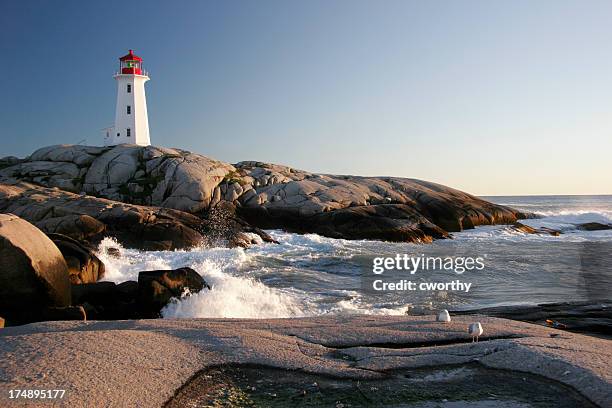 peggys cove lighthouse & wellen - seeprovinzen stock-fotos und bilder