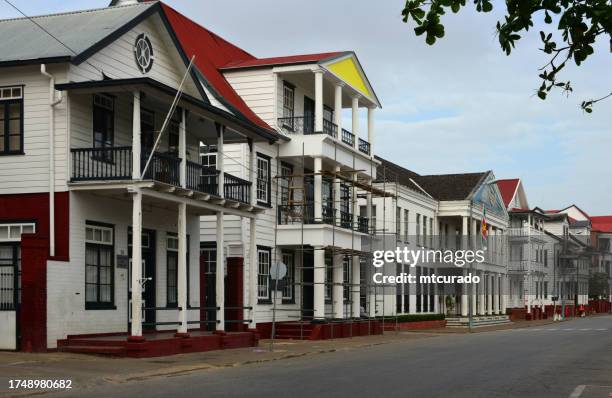 kolonialgebäude in der waterkant-straße, paramaribo, suriname - waterkant stock-fotos und bilder