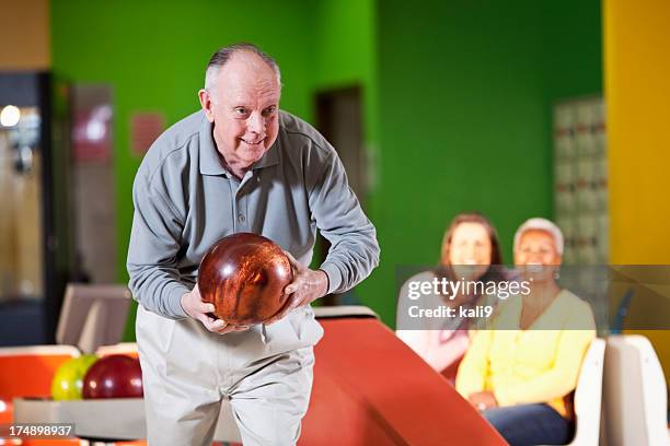 alter mann bowling - bowlingbahn stock-fotos und bilder