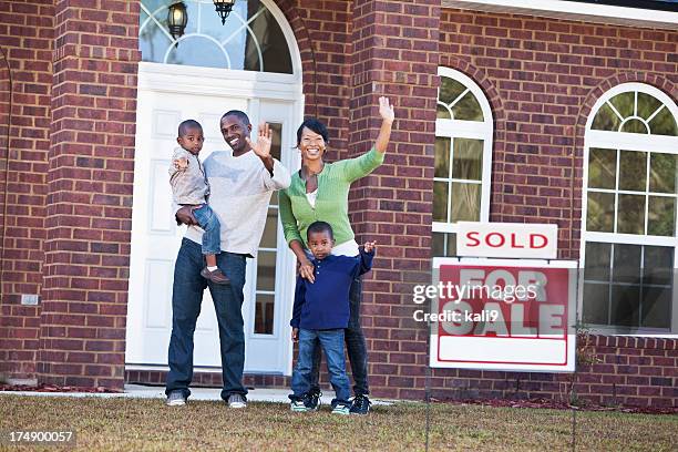 feliz familia mudarse - for sale sign fotografías e imágenes de stock