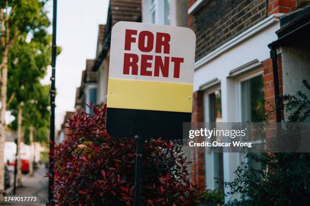 property to rent with estate agent sign - property management uk stock pictures, royalty-free photos & images