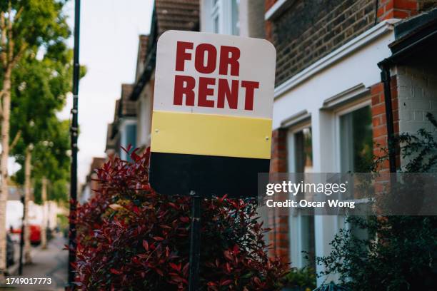 property to rent with estate agent sign - house for sale uk stock pictures, royalty-free photos & images