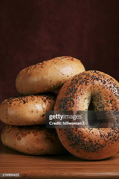 bagel pile - graine de pavot photos et images de collection