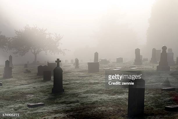 墓地で 10 月 - 墓地 ストックフォトと画像