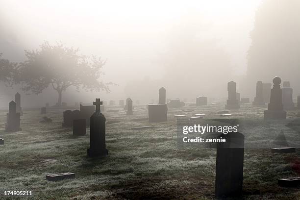 graveyard in october - grafsteen stockfoto's en -beelden