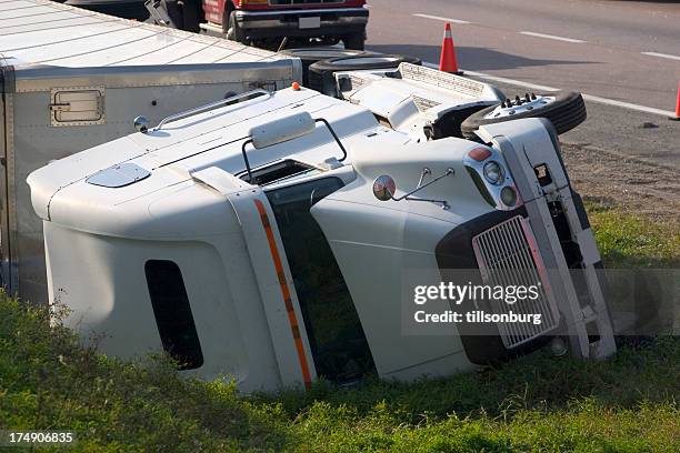 truck unfall unfall - unfall ereignis mit verkehrsmittel stock-fotos und bilder