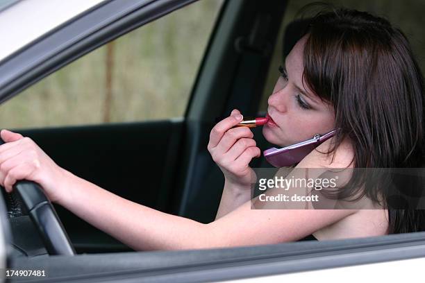 woman applying makeup, talking on phone and driving - 不注意 個照片及圖片檔