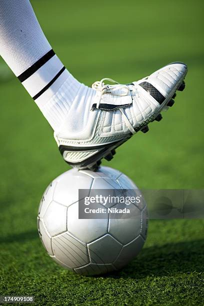giocatore di calcio o calcio - scarpe chiodate foto e immagini stock
