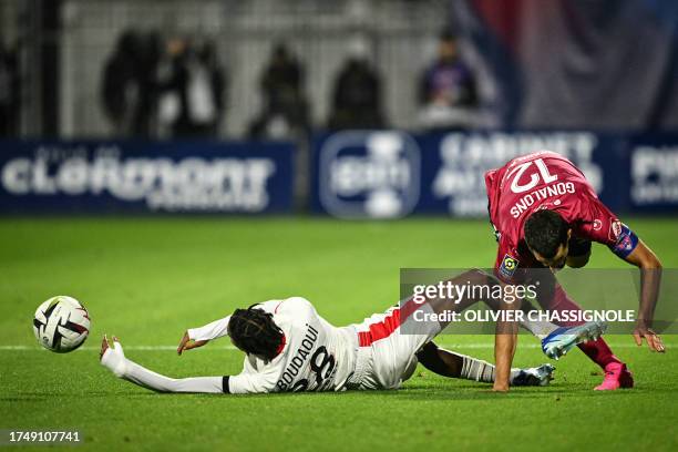 Nice's Algerian defender Hicham Boudaoui fights for the ball with Clermont-Ferrand's French midfielder Maxime Gonalons during the French L1 football...