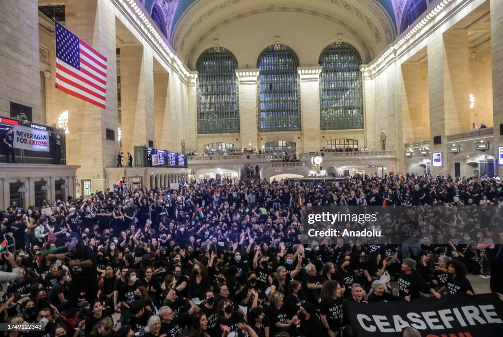 Protesters gather at New York's Grand Central to demand ceasefire in Gaza