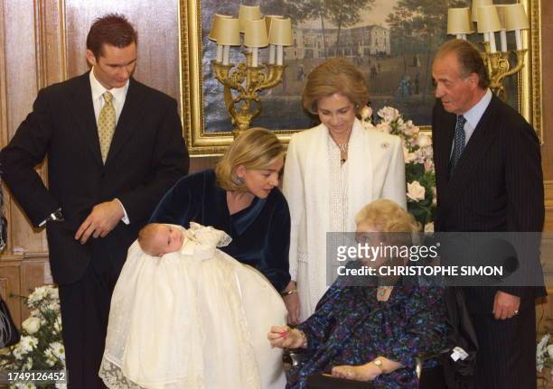 Infante Cristina d'Espagne discute avec la mère du roi Maria de las Mercedes, son enfant Juan dans les bras, en compagnie de son mari Inaki...