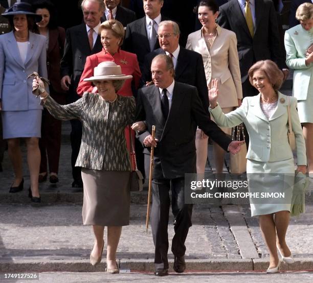 Le roi d'Espagne Juan Carlos ,accompagné de sa femme la reine Sofia d'Espagne , la reine Béatrix de Hollande , la reine Paola et le roi Albert II de...