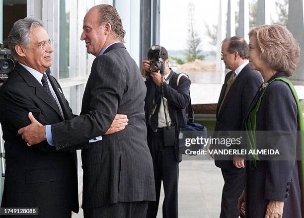 Spanish King Juan Carlos is greeted by Brazilian President Fernando Henrique Cardoso while Queen Sofia looks on at their arrival at the Alvorada...