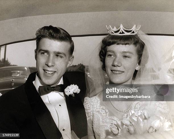 pareja de boda de la década de 1950. - fotos antiguas fotografías e imágenes de stock