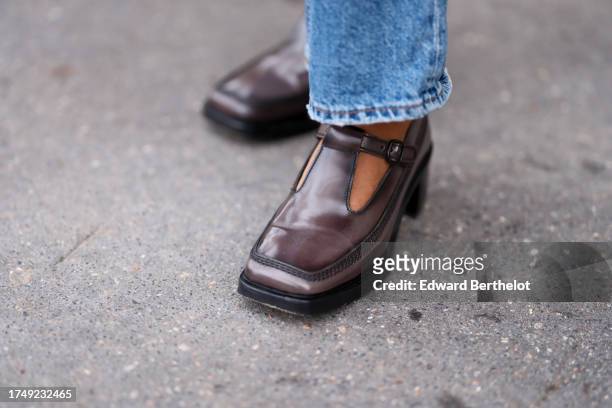 Ellie Delphine wears brown leather square toe shoes, during a street style fashion photo session, on October 21, 2023 in Paris, France.