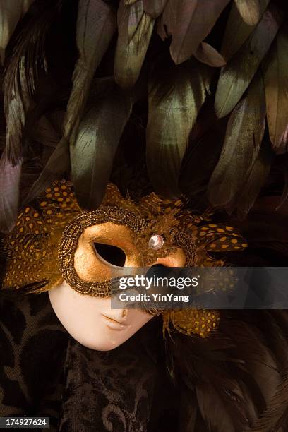 baile de la ópera de máscara, observe traje de época de venecia, italia - máscara veneciana fotografías e imágenes de stock