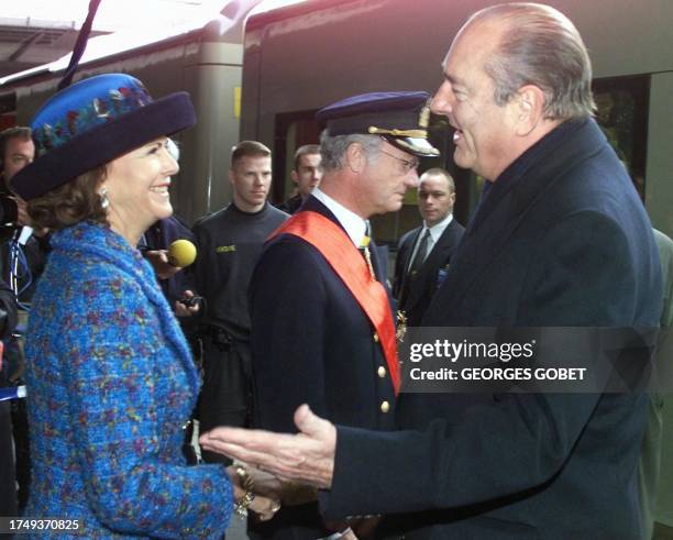 Le président Jacques Chirac s'entretient, le 10 avril 2000 à la gare centrale de Stockholm, avec la reine Silvia, venue l'accueillir avec le roi Carl...